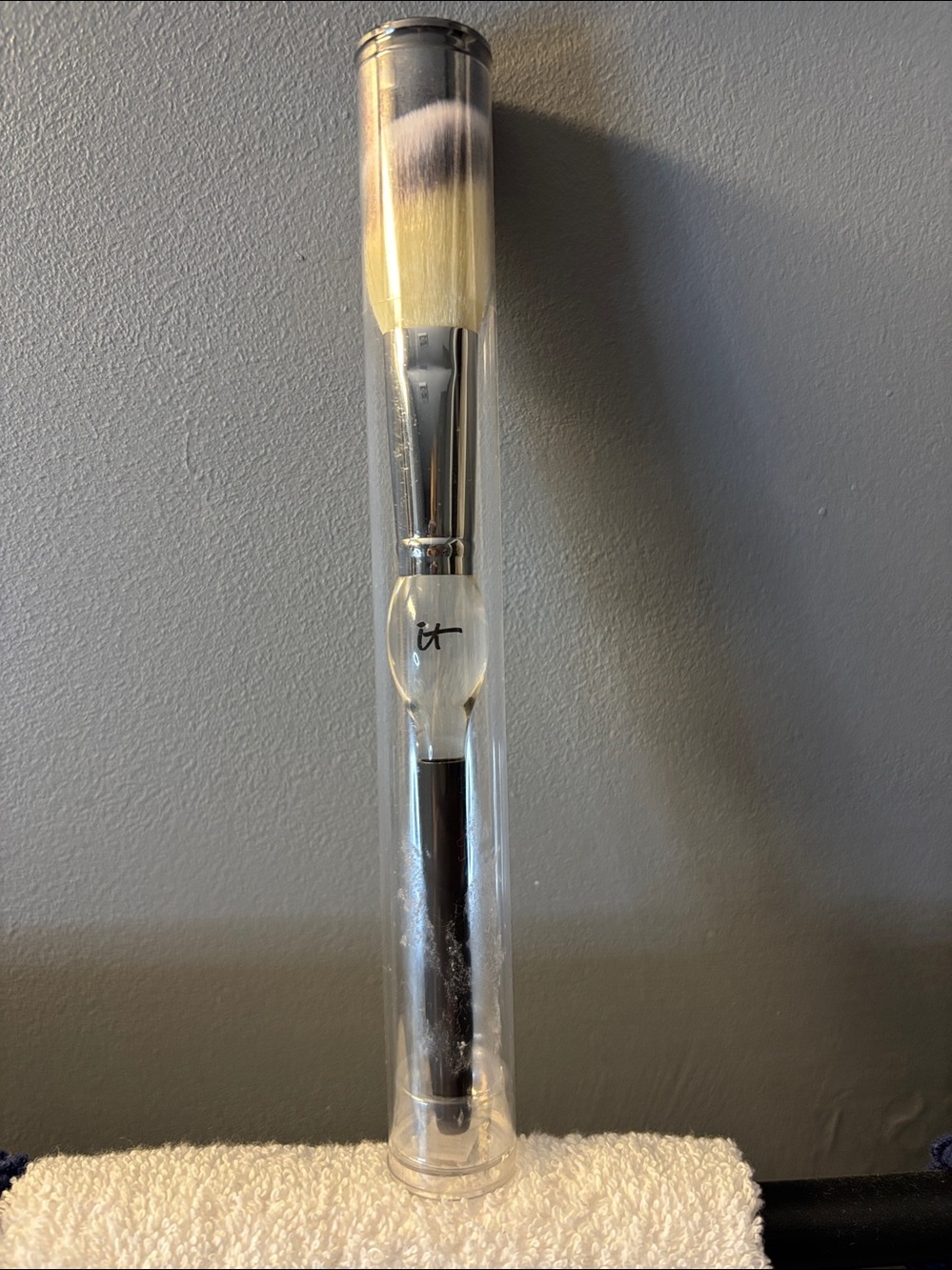 it cosmetics Clear Handle Makeup Brush with Cream Bristles # 4 .